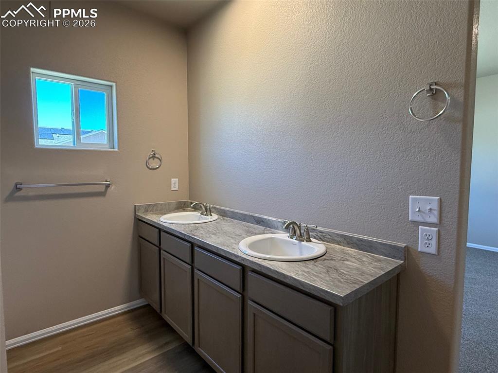 Image 14 of 31: Bathroom