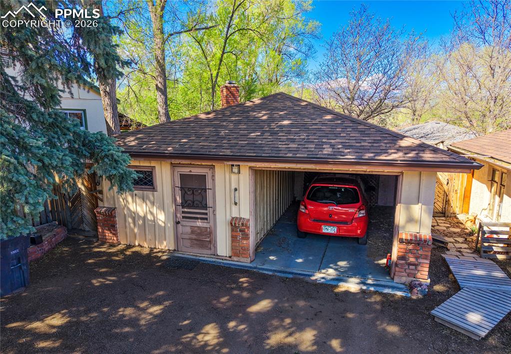 Image 6 of 10: Garage