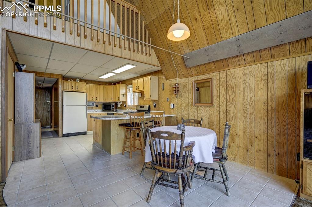 Image 11 of 50: Dining Area