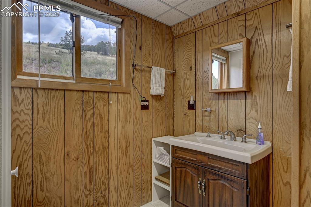 Image 12 of 50: Bathroom