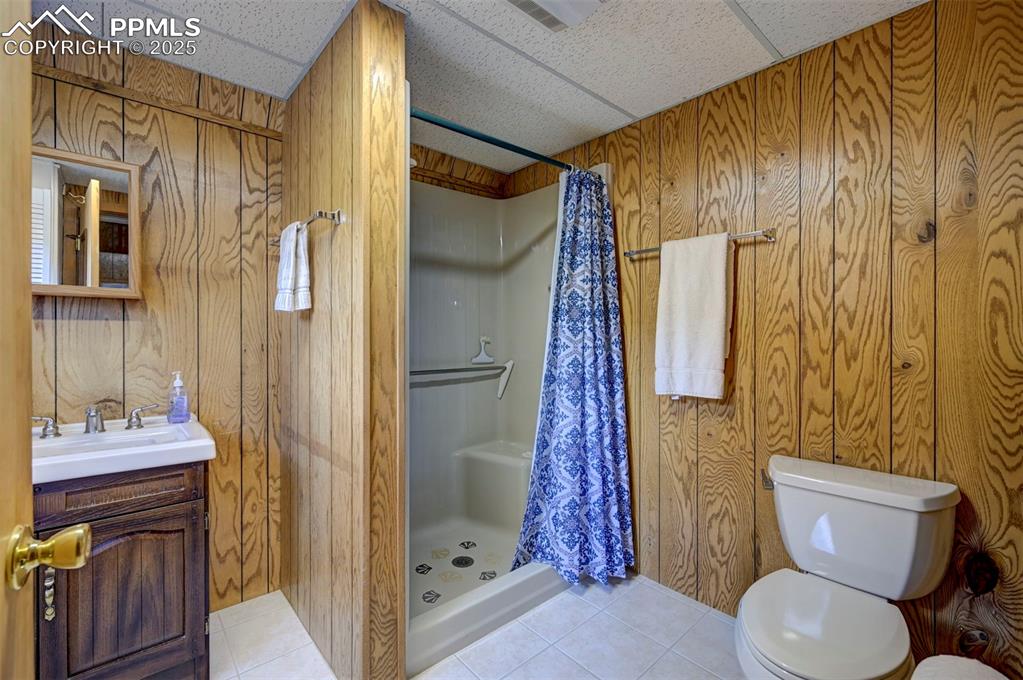 Image 13 of 50: Bathroom