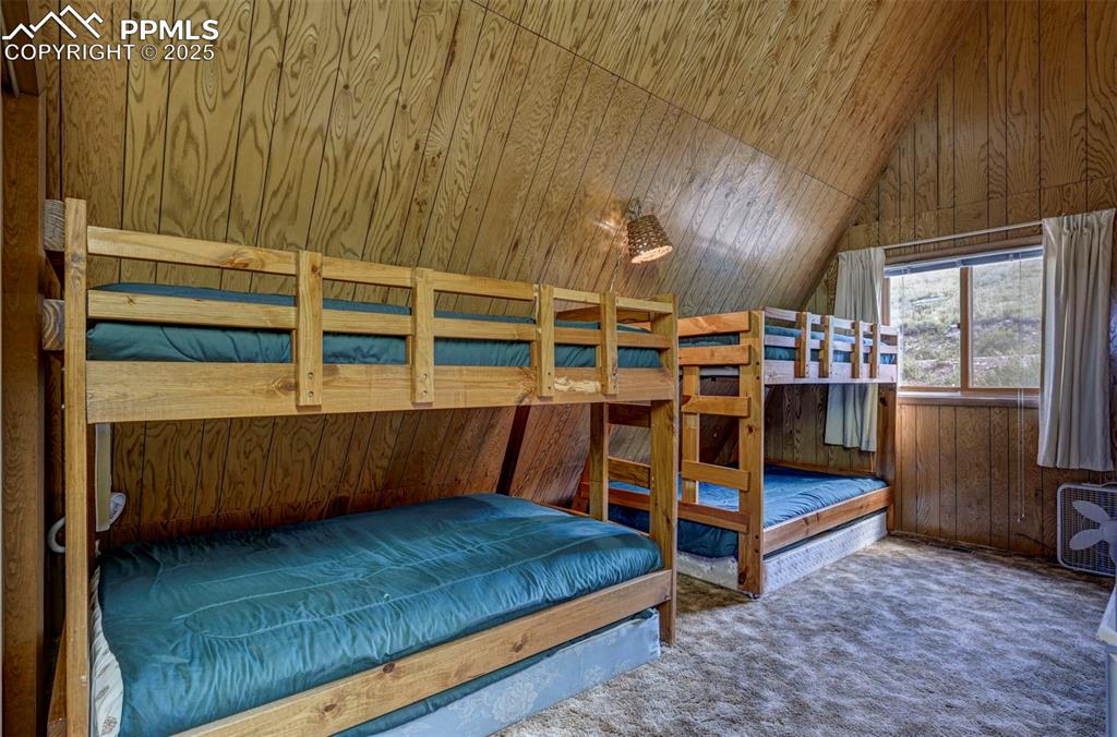 Image 19 of 50: Bedroom