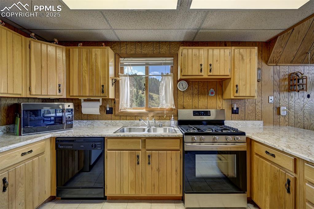 Image 3 of 50: Kitchen