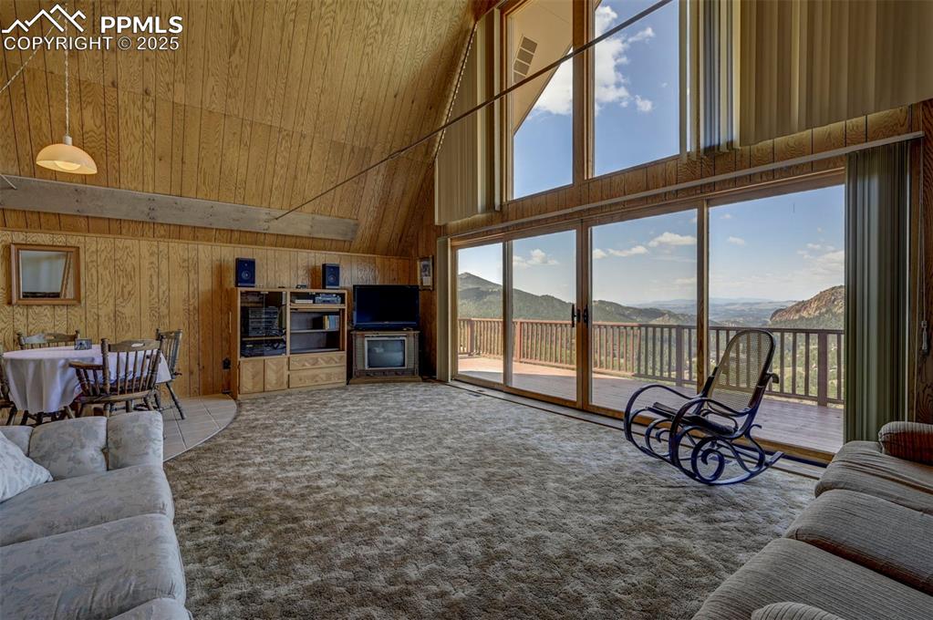 Image 8 of 50: Living Room