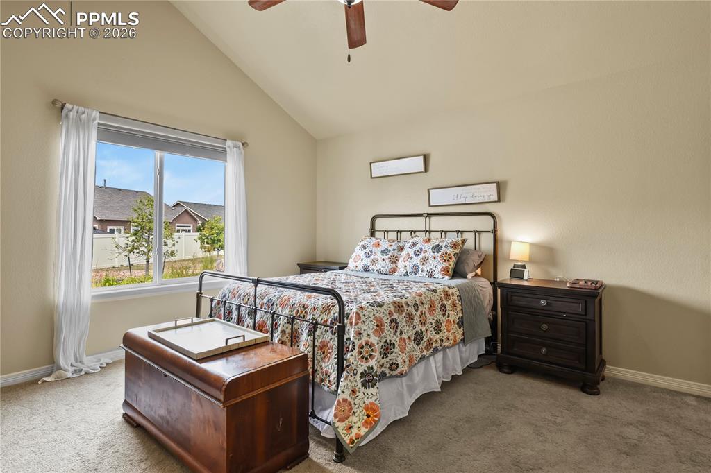 Image 18 of 32: Bedroom