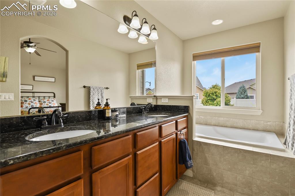 Image 19 of 32: Bathroom