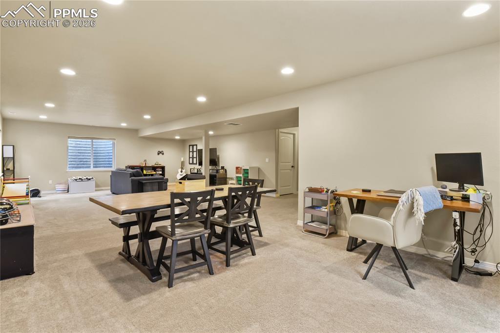 Image 23 of 32: Dining Area