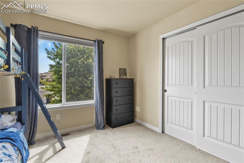 Image 26 of 32: Bedroom