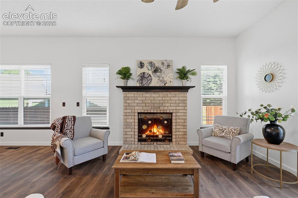Image 10 of 50: Living Room