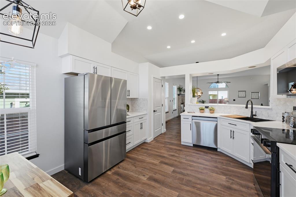 Image 15 of 50: Kitchen