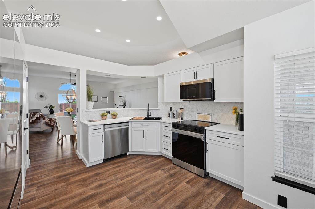 Image 16 of 50: Kitchen
