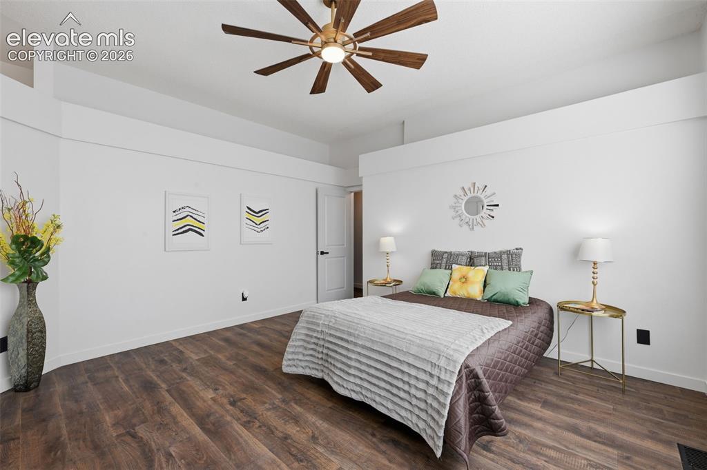 Image 19 of 50: Bedroom