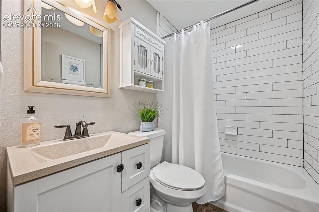 Image 26 of 41: Main floor bathroom 