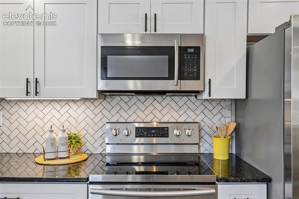 Image 32 of 41: Stainless steel appliances 