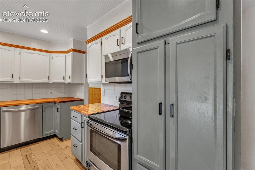 Image 11 of 42: Kitchen