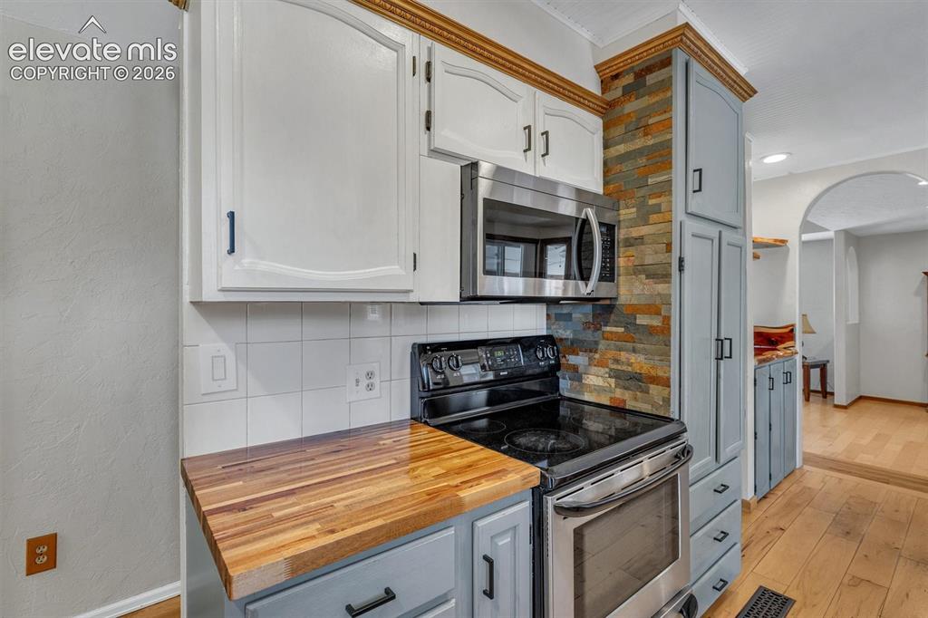 Image 13 of 42: Kitchen