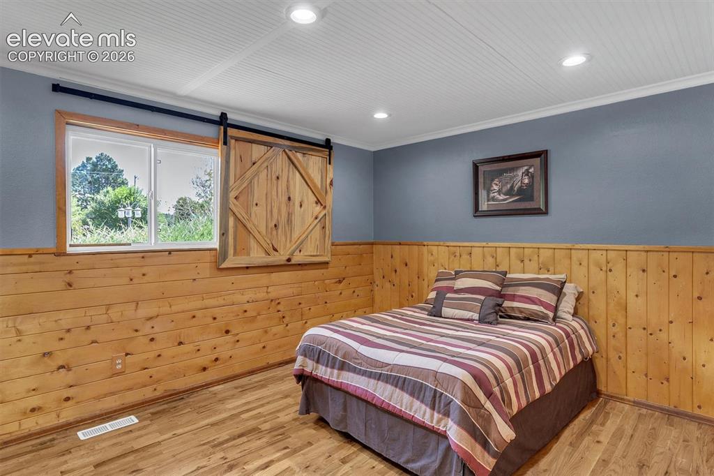 Image 14 of 42: Bedroom