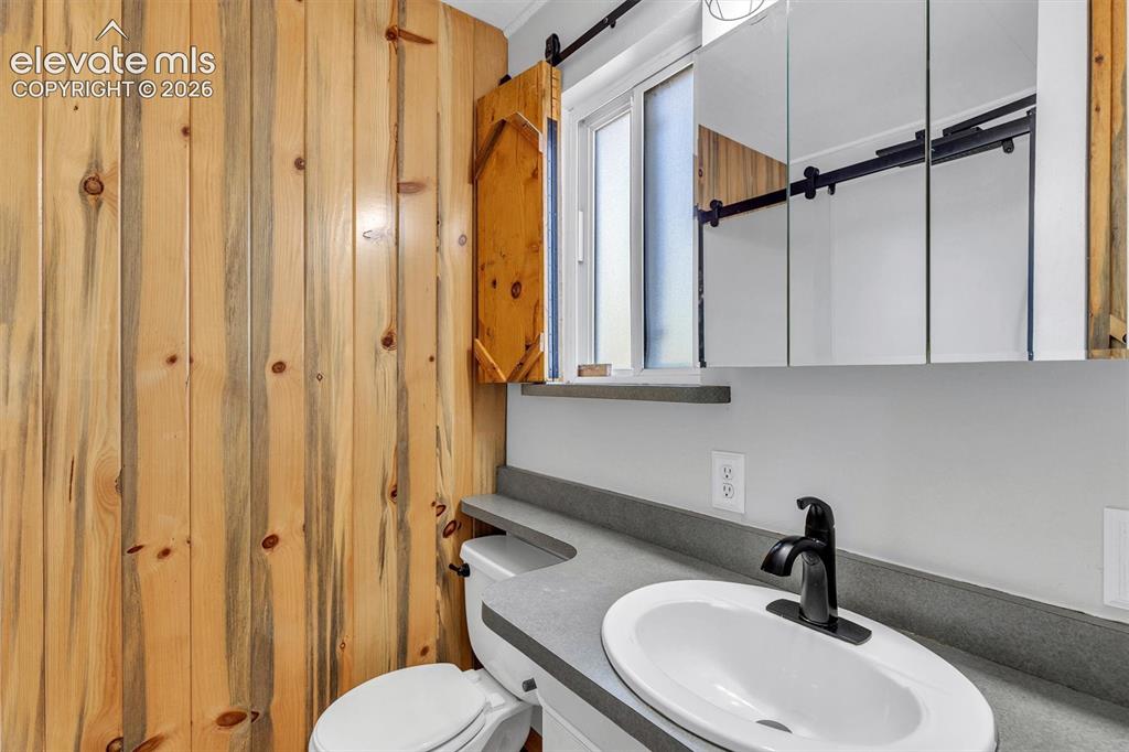 Image 16 of 42: Bathroom