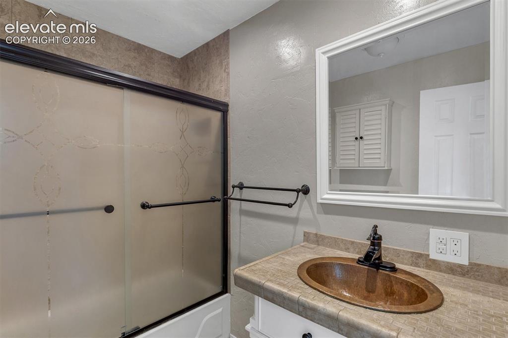 Image 19 of 42: Bathroom