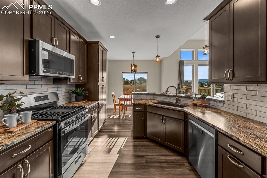 Image 15 of 48: Kitchen