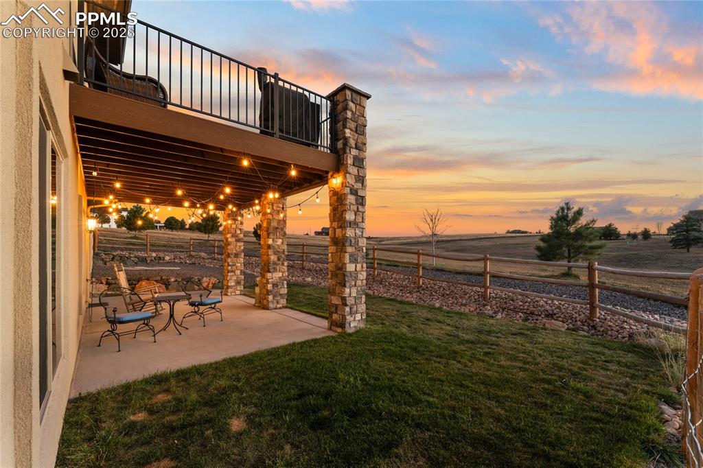 Image 42 of 48: Yard