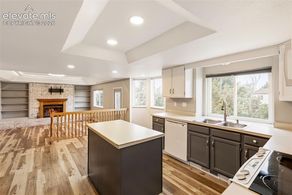 Image 15 of 44: Kitchen