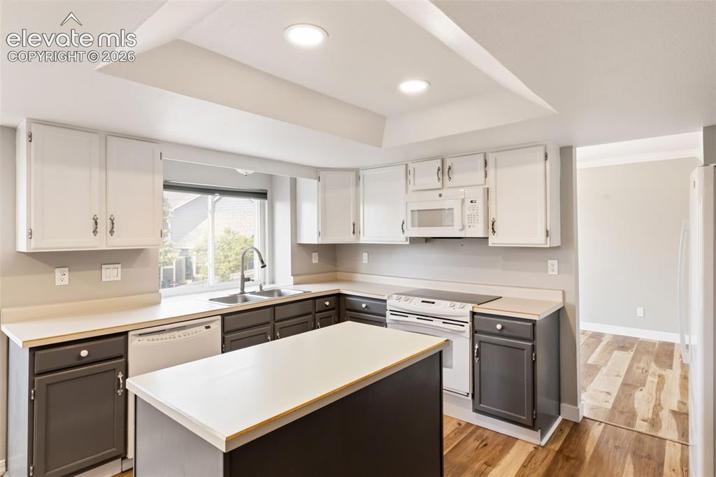 Image 16 of 44: Kitchen