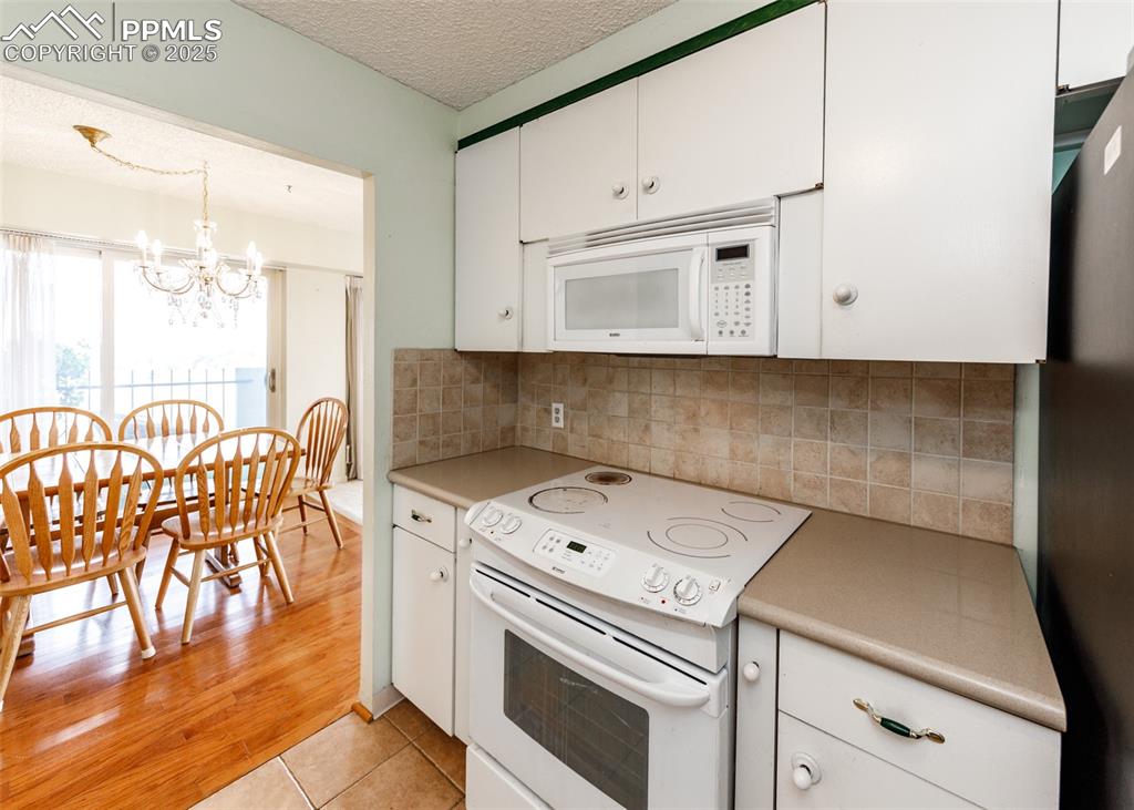 Image 10 of 40: Kitchen