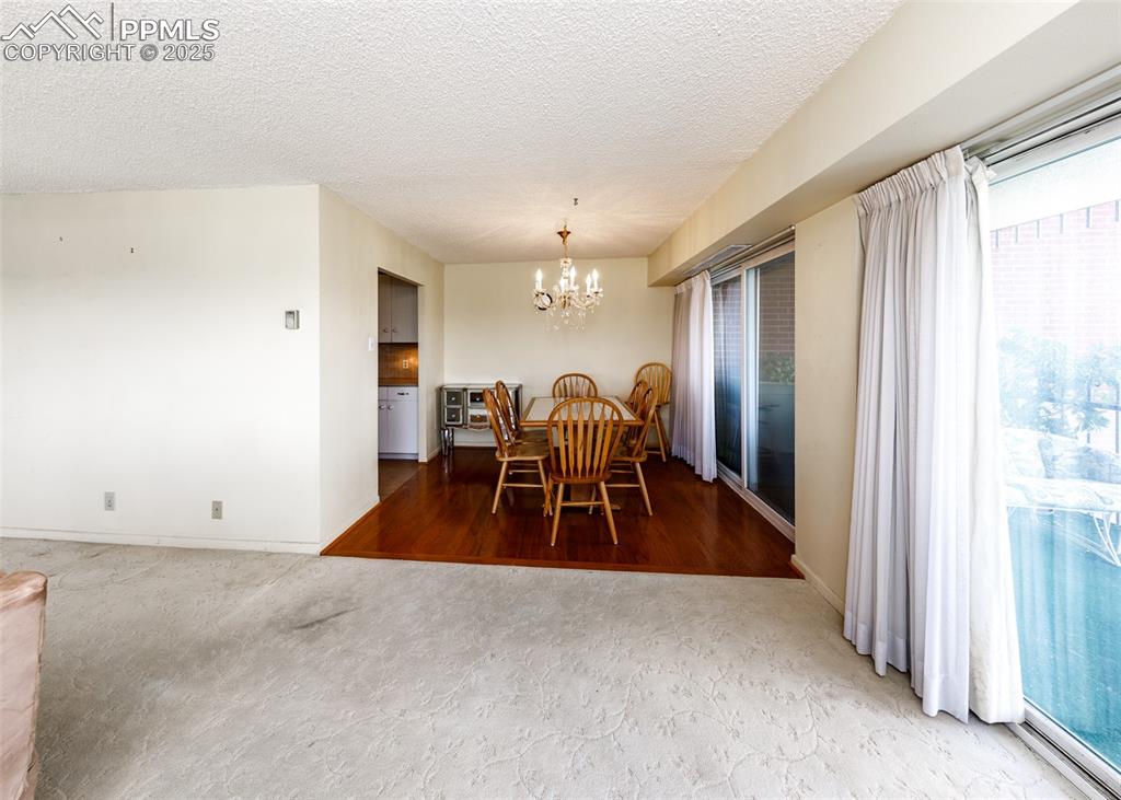 Image 15 of 40: Dining Area