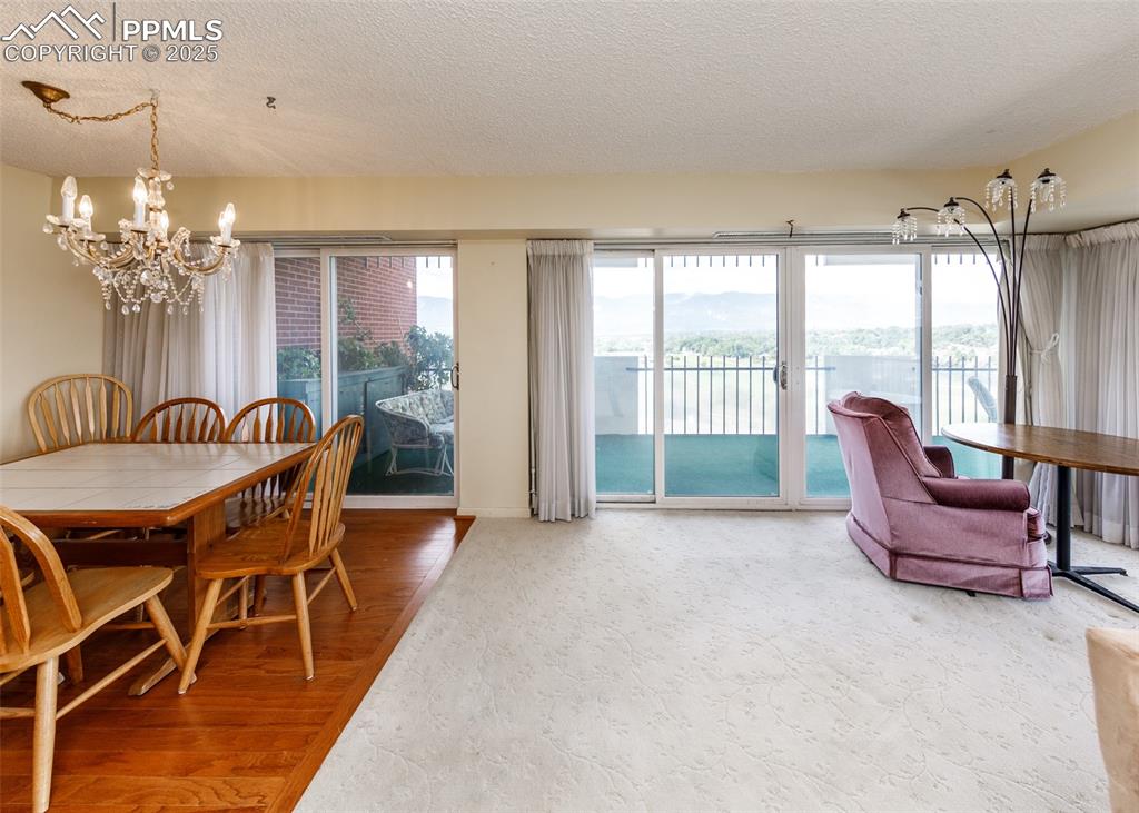 Image 16 of 40: Dining Area