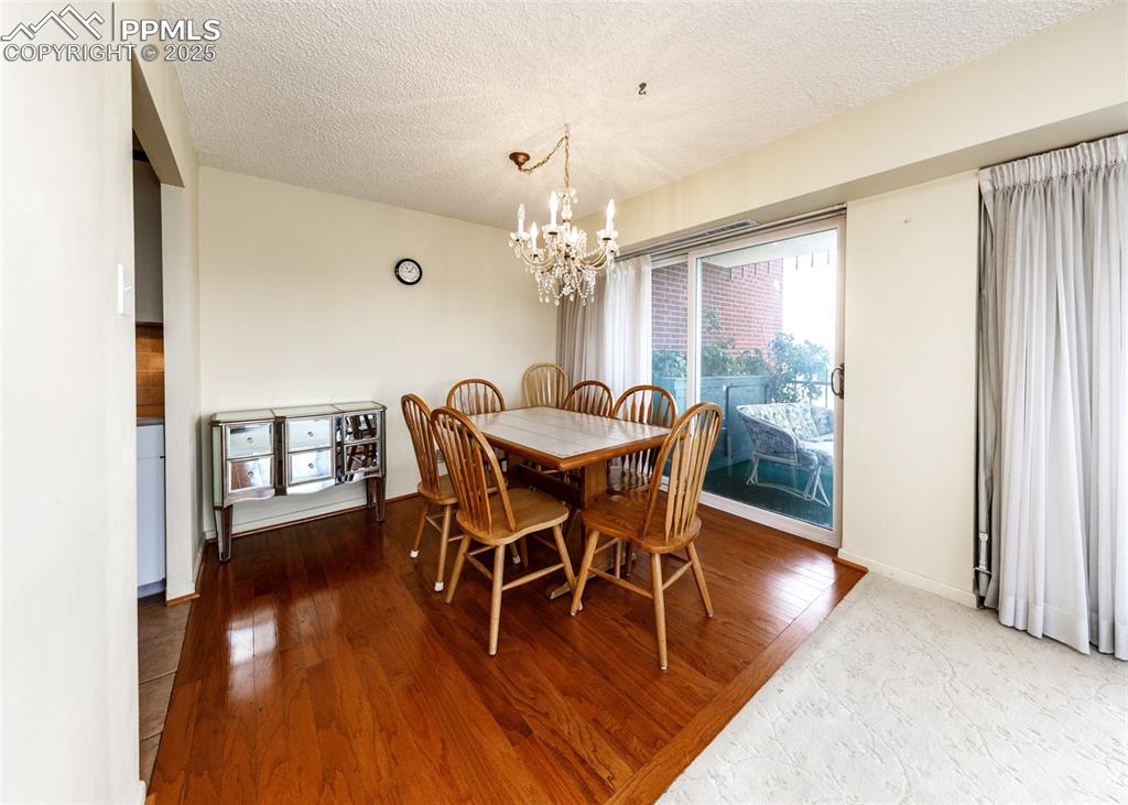 Image 17 of 40: Dining Area
