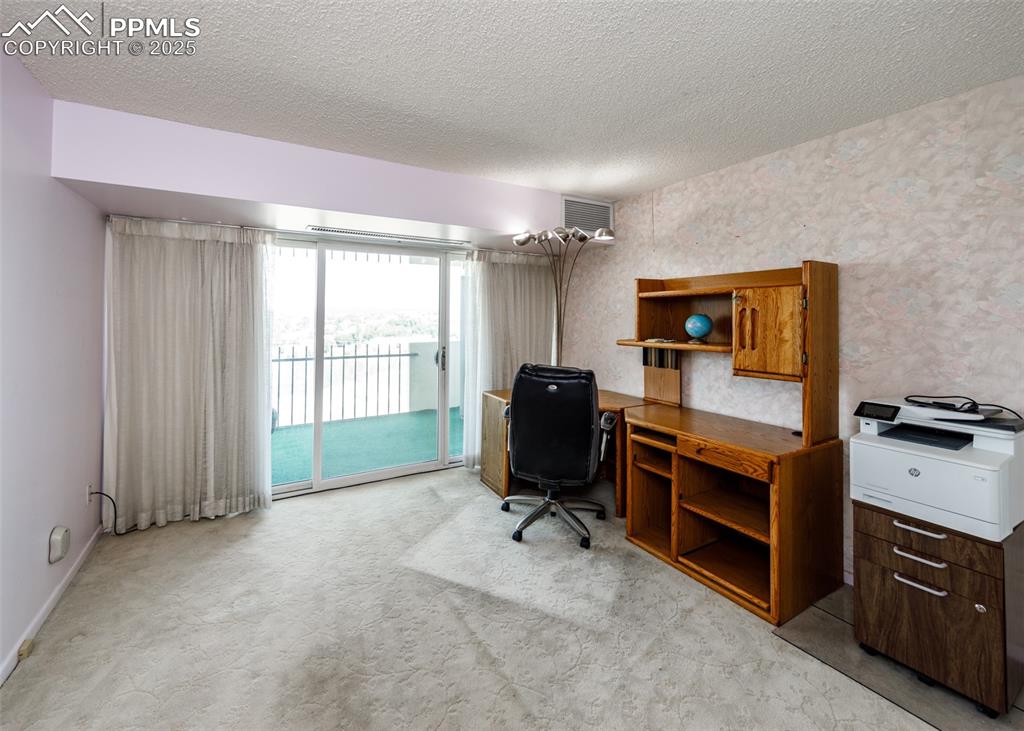 Image 18 of 40: Office