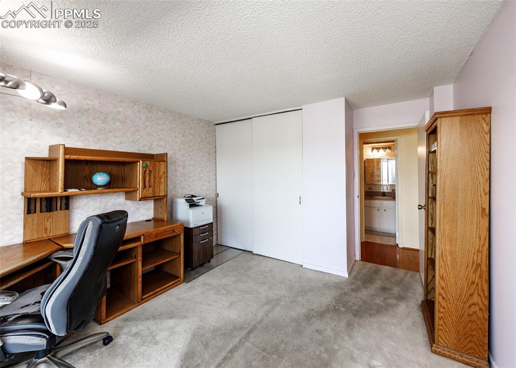 Image 19 of 40: Office