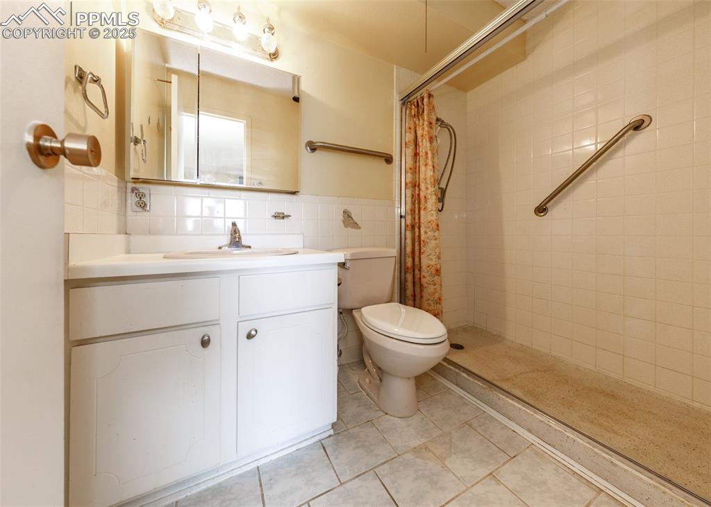Image 31 of 40: Bathroom