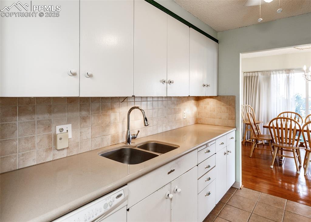 Image 7 of 40: Kitchen
