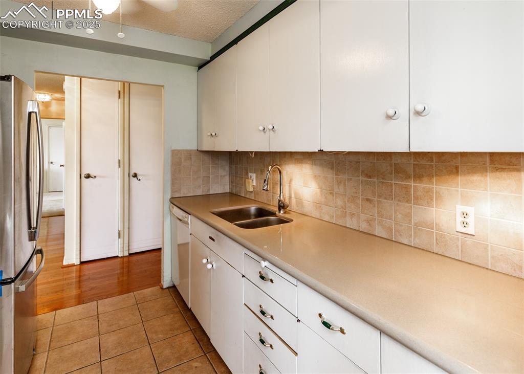 Image 8 of 40: Kitchen