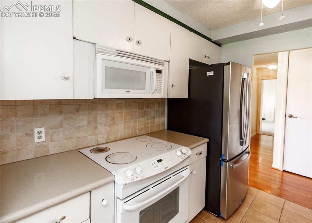 Image 9 of 40: Kitchen