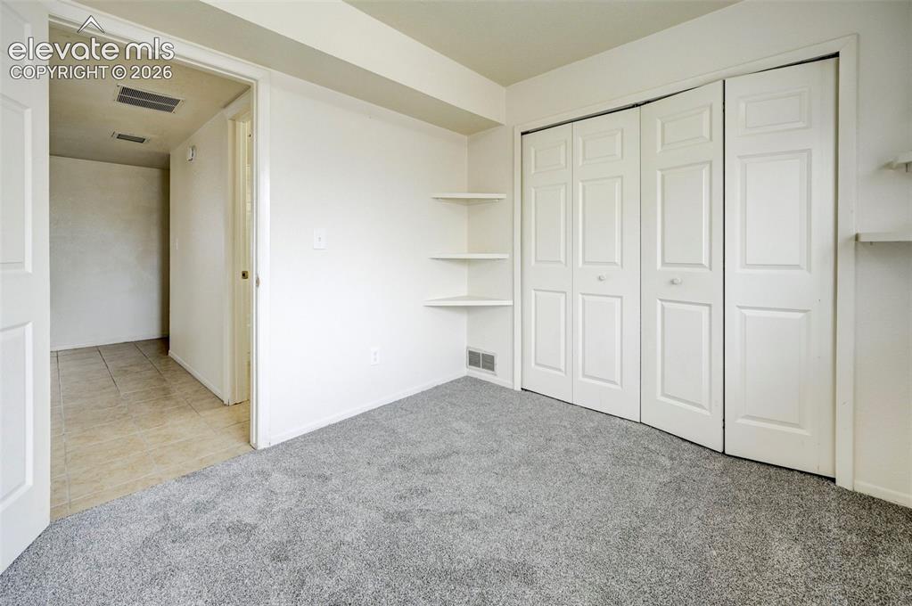 Image 13 of 14: Bedroom