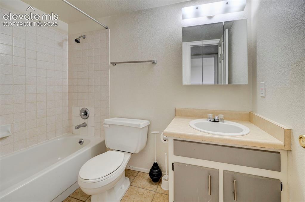 Image 14 of 14: Bathroom
