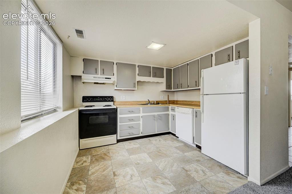Image 8 of 14: Kitchen