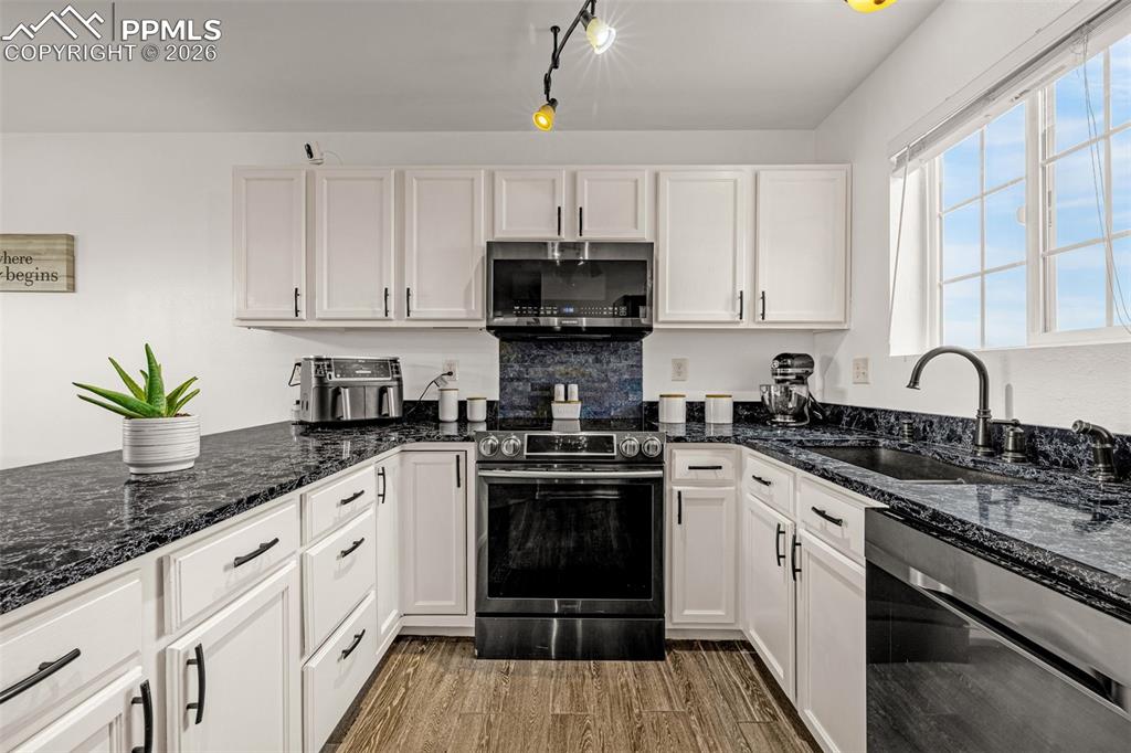 Image 10 of 37: Kitchen