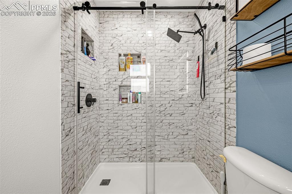 Image 25 of 37: Bathroom