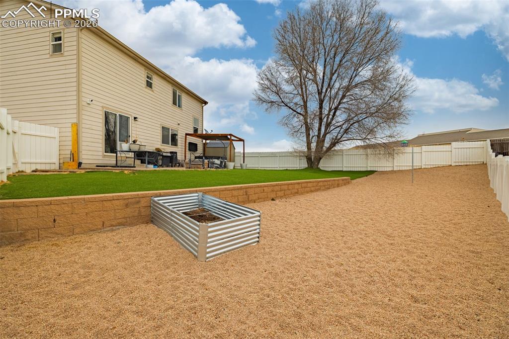 Image 29 of 37: Yard