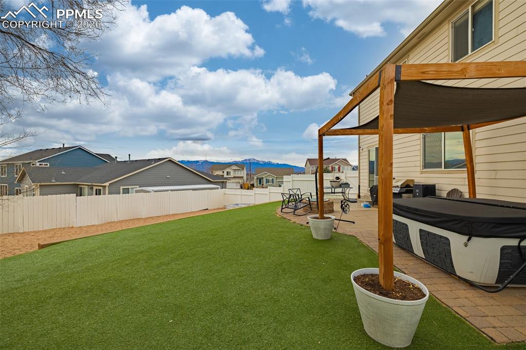 Image 30 of 37: Yard