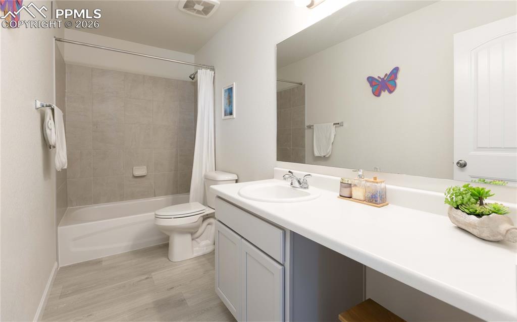 Image 18 of 34: Upper hall bath