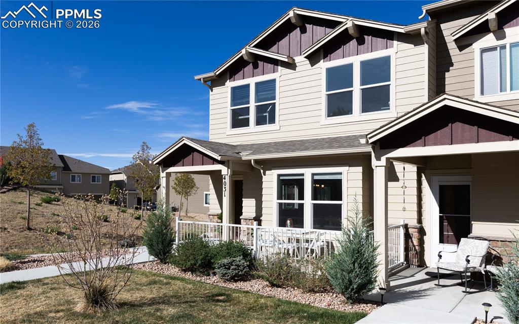 Image 33 of 34: Lovely end unit in pristine condition!