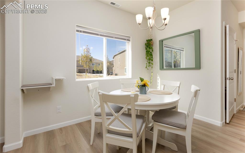 Image 4 of 34: End unit has windows on 3 sides