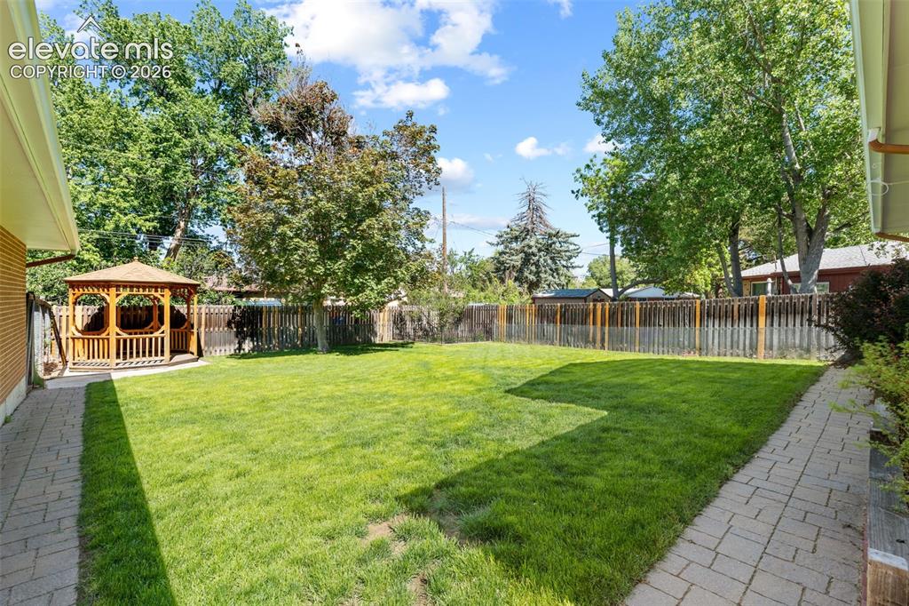 Image 12 of 16: Yard