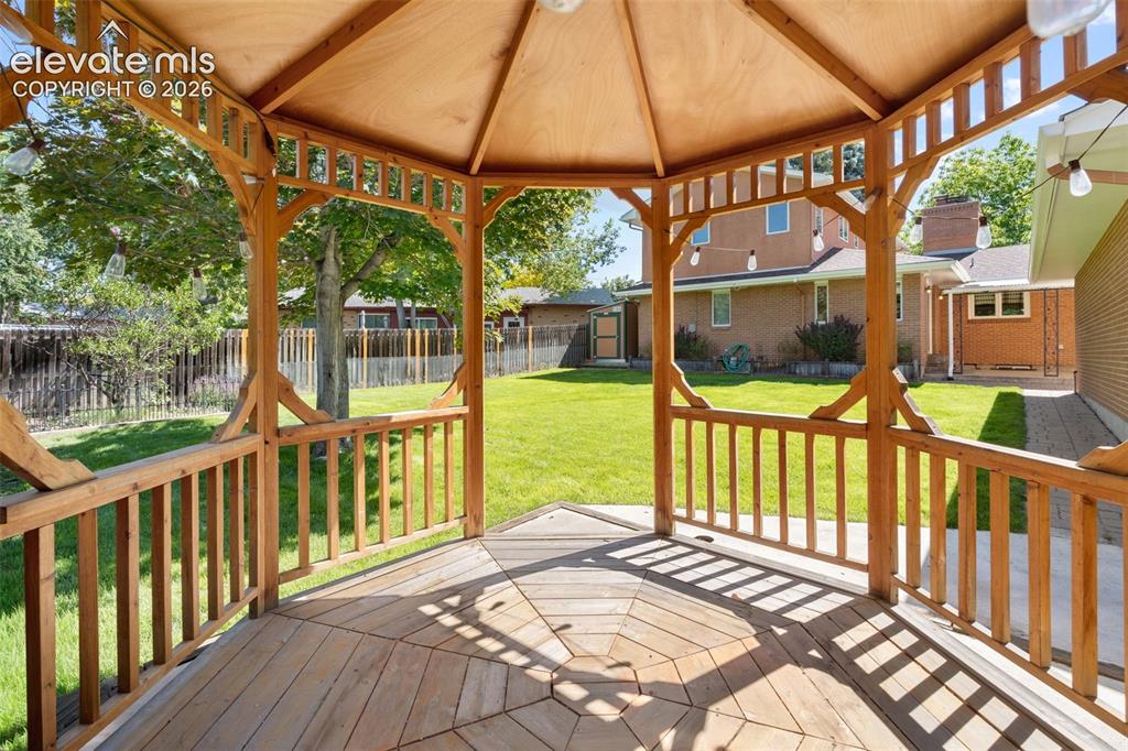 Image 15 of 16: Deck