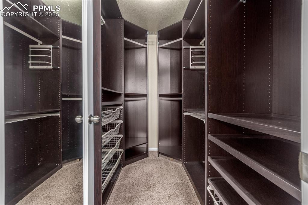 Image 18 of 50: Closet